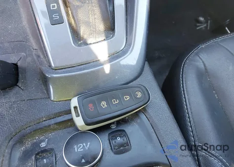 2014 Ford Focus Titanium z USA, uszkodzony, nr VIN 1FADP3J25EL240493